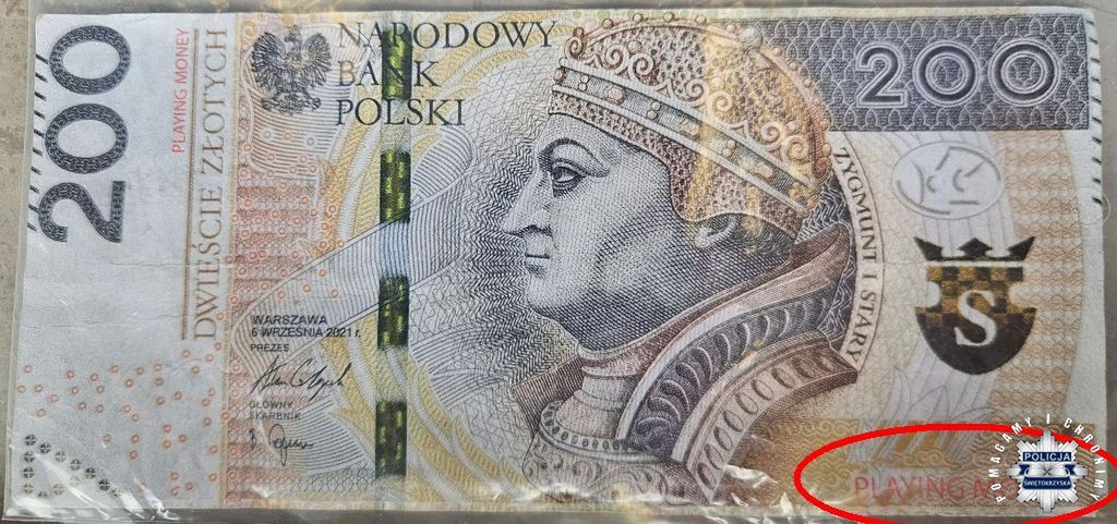 Zapłacił za zakupy banknotem prezentowym. Dotarła do niego policja