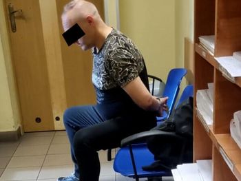 Bydgoszcz. Dobijał się do mieszkania kobiety z dzieckiem. Policjanci znaleźli przy nim narkotyki