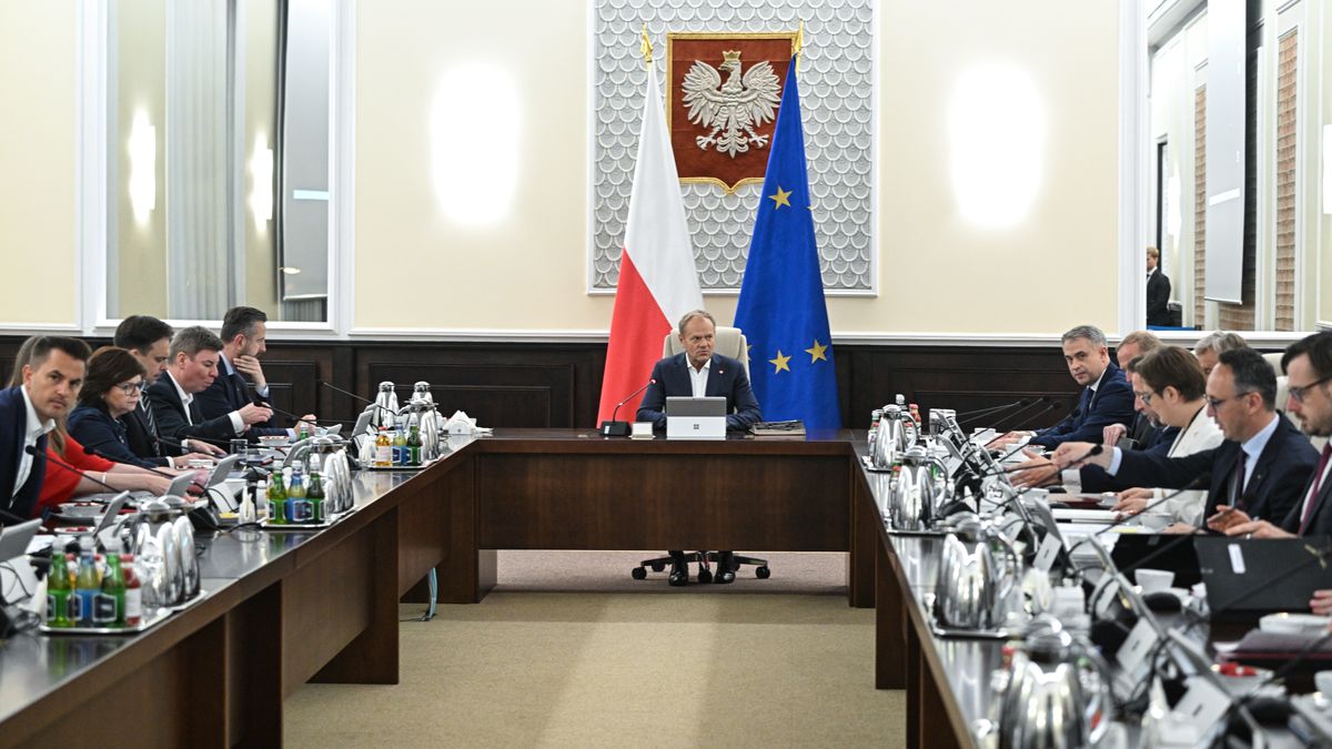 Donald Tusk
Warszawa, 12.06.2025. Premier Donald Tusk (C) podczas posiedzenia rz�du w KPRM w Warszawie, 12 bm. To dodatkowe posiedzenie rz�du, na kt�rym poruszone zostan� kwestie przygotowania do stworzenia bud�etu pa�stwa na przysz�y rok. (mr) PAP/Radek Pietruszka
Radek Pietruszka
bud�et, dodatkowe, kancelaria, KPRM, obrady, polityk, polityk polityka, polityka, posiedzenie, prezes rady ministr�w, rada ministr�w, rady ministr�w, rz�d, rz�d Tuska, rz�du, szef rz�du