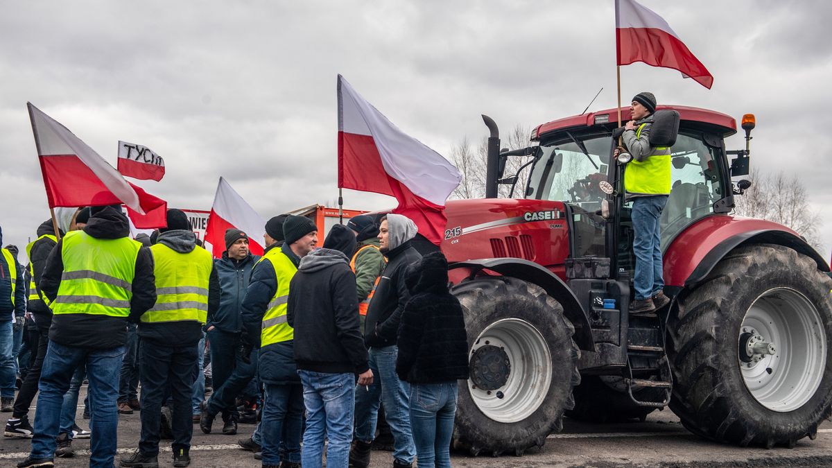 Dorohusk, 18.02.2024. Międzynarodowy protest rolników przy polsko-ukraińskim przejściu granicznym w Dorohusku, 18 bm. Do protestujących Polaków dołączyli rolnicy z Niemiec, Belgii, Holandii oraz Francji. Od piątku, 9 bm. rolnicy z całej Polski kontynuują protesty, które mają potrwać 30 dni. Ich powodem jest m.in. niedawna decyzja Komisji Europejskiej o przedłużeniu bezcłowego handlu z Ukrainą do 2025 roku, a także sprzeciw wobec prowadzonej przez Unię Europejską polityki Zielonego Ładu. (sko) PAP/Wojtek Jargiło