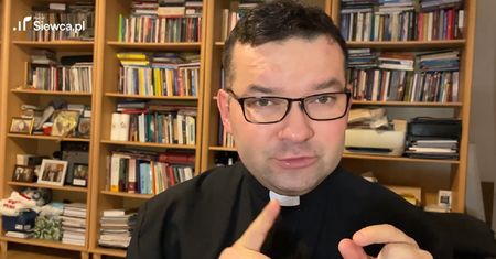 Ksiądz mówi o czapce na głowie podczas mszy świętej. "Chore to jest"