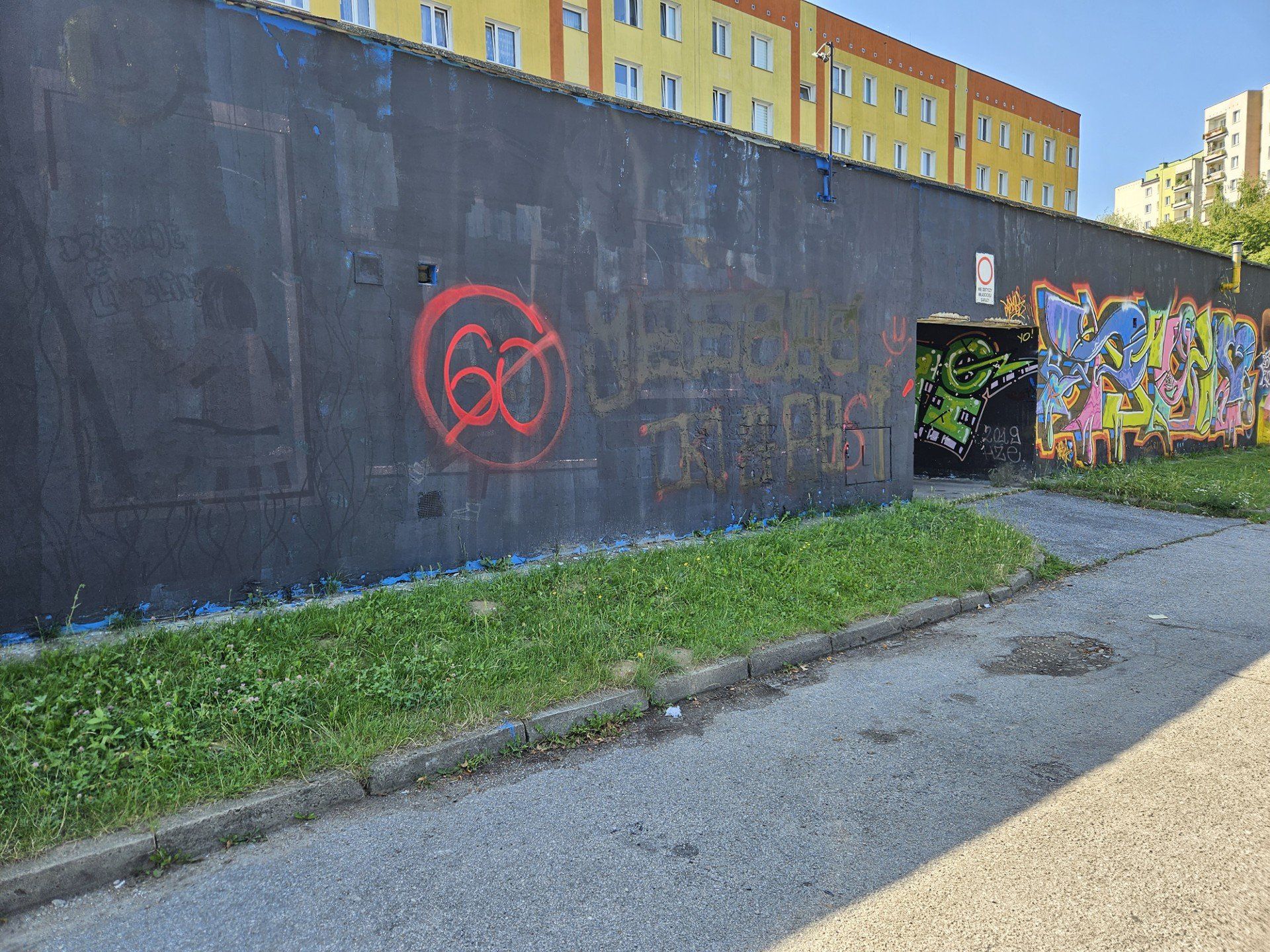 Mural Wdzięczności w Lublinie zamalowany czarną farbą