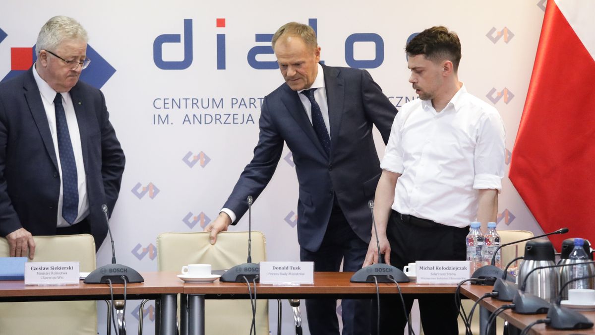 Donald Tusk, minister rolnictwa Czesław Siekierski i wiceminister Michał Kołodziejczak podczas "szczytu rolniczego"