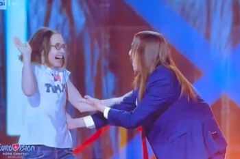Incydent na Eurowizji. Fanka wpadła na scenę. Wkroczyła ochrona