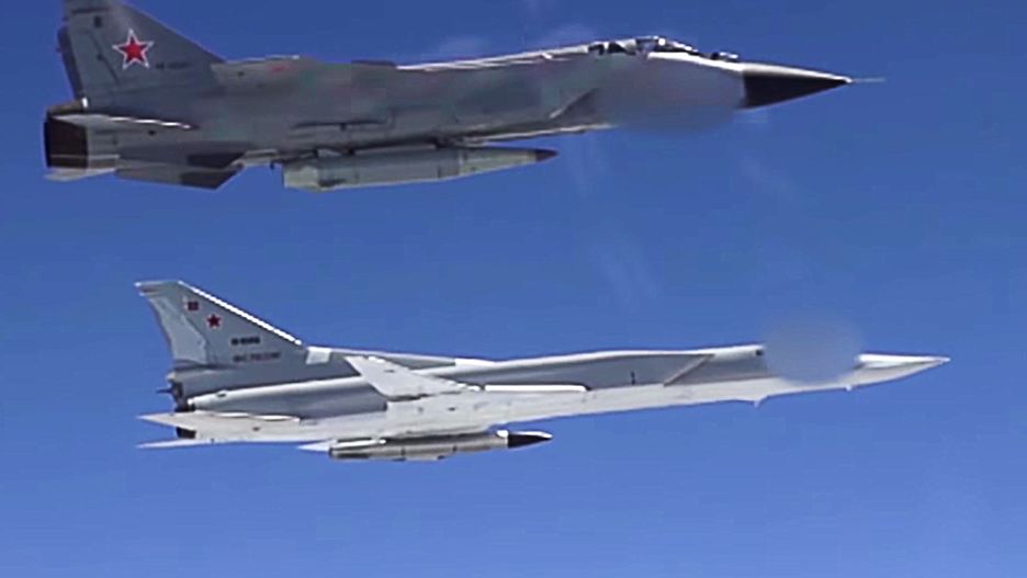 MiG 31 z hipersonicznym pociskiem Kh-47M2 Kindżał