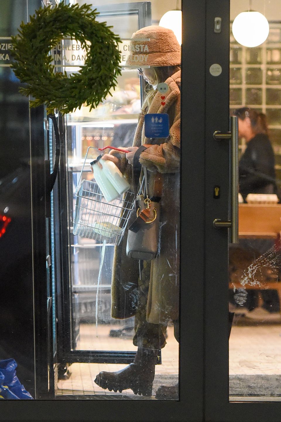 Wystylizowana Kinga Rusin robi rundkę po mieście