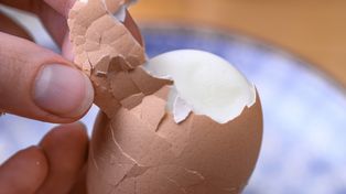 Dwa plasterki wystarczą. Dzięki temu łatwiej obierzesz jajka