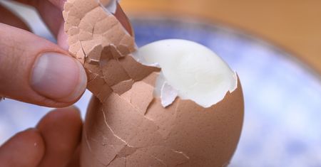Dodaj cytrynę do gotujących się jajek. Podziękujesz sobie później