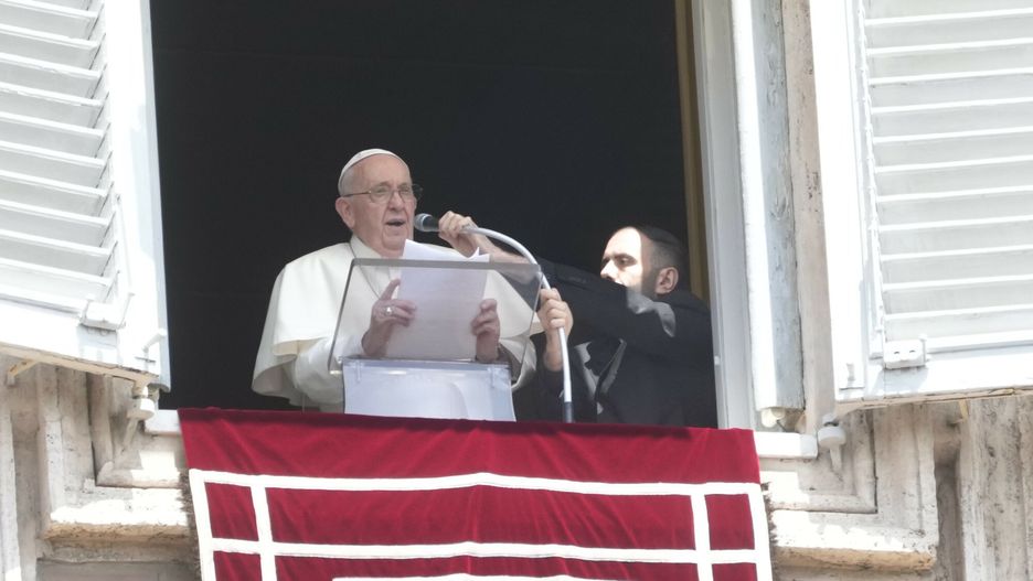 Papież Franciszek wygłasza modlitwę Anioł Pański w południe na Placu Świętego Piotra w Watykanie