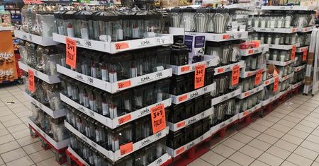 Znicze Biedronka 2022: CENA, PROMOCJE. Oferta zniczy i wkładów w Biedronce. Ile kosztują?