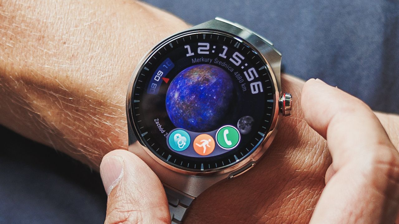 Huawei Watch 4 już w Polsce. Pierwsi klienci dostaną gratis słuchawki