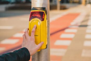 Ukryty przycisk przy przejściu dla pieszych. Do czego naprawdę służy?