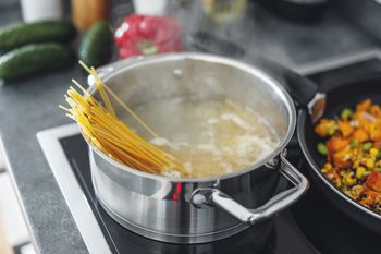 Solisz wodę na makaron? Uważaj na toksyczne substancje