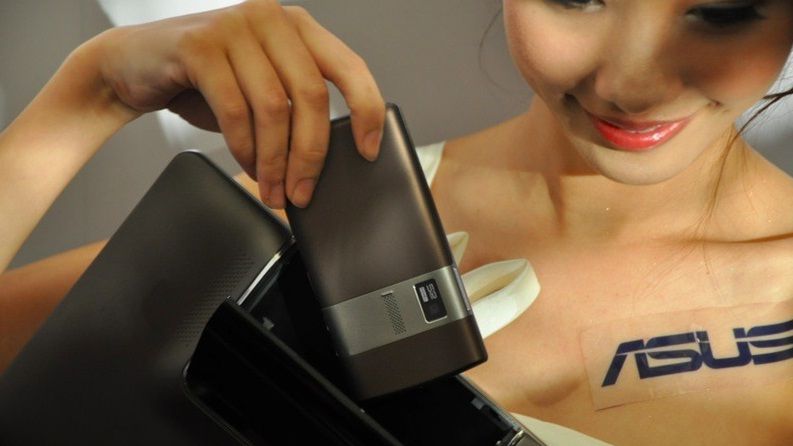 Asus pokazuje oficjalną wersję PadFone'a 1