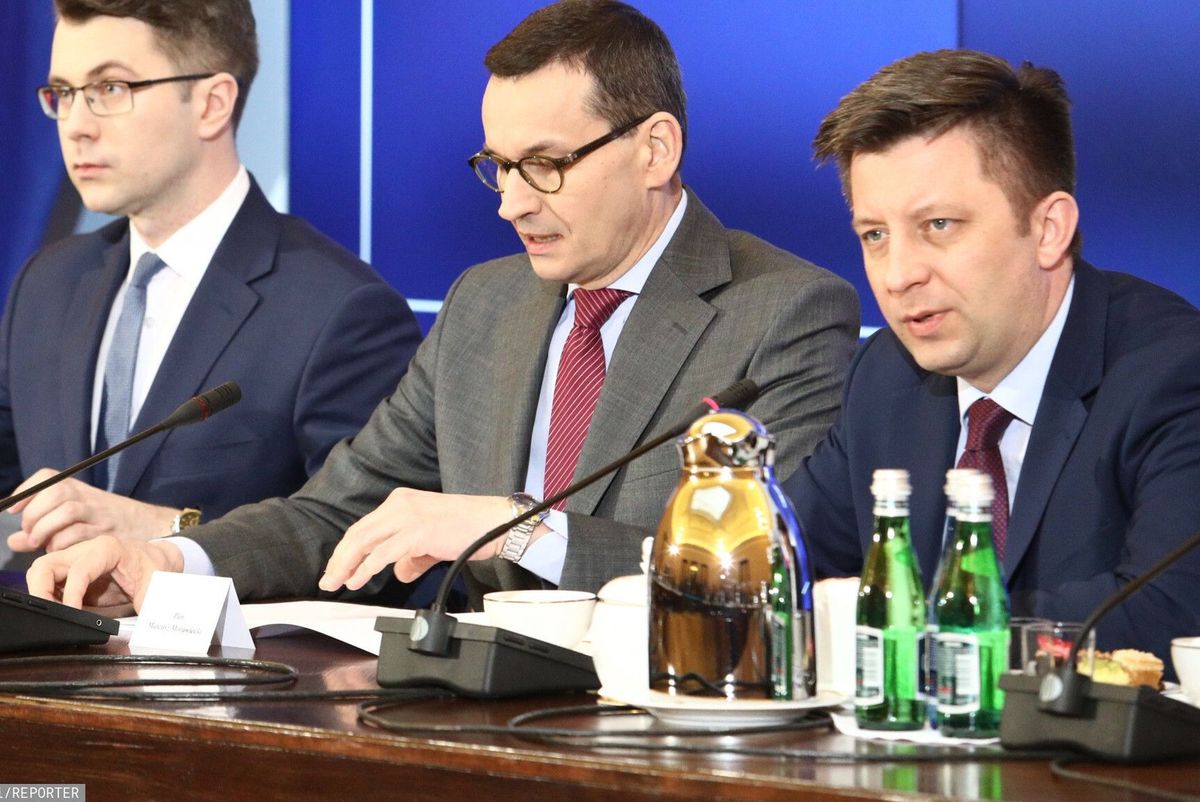Michał Dworczyk (pierwszy z prawej) jest przykładem na nieroztropne korzystanie z prywatnej poczty do celów służbowych