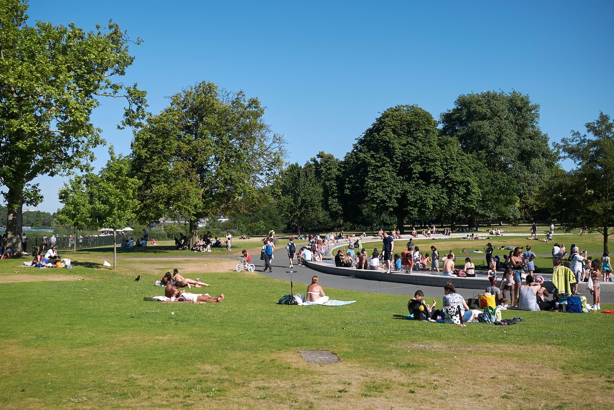 W sezonie letnim londyński Hyde Park wypełniony jest przez turystów 