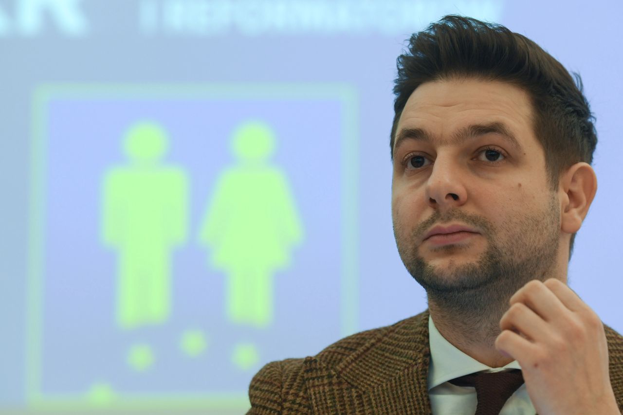 Europoseł Patryk Jaki neguje istnienie "stref wolnych od LGBT" (Photo by Artur Widak/NurPhoto via Getty Images)