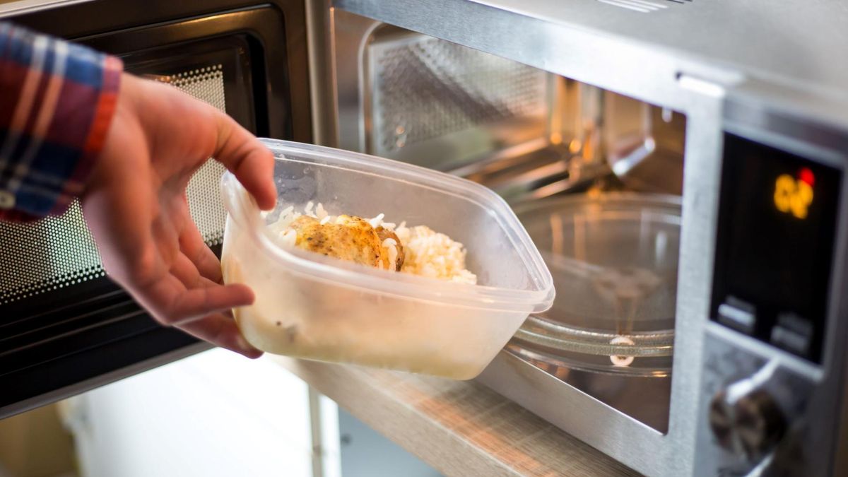 Czy podgrzewanie jedzenia w mikrofalówce jest zdrowe?