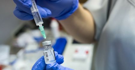 Szczepionka na COVID. Ile osób w Polsce już zaszczepiono? Akcja nabiera tempa