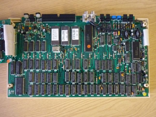 Płyta główna Grundy NewBrain. Jest dość podobna do płyty głównej ZX-Spectrum. Obydwa komputery miały wiele wspólnych podzespołów.