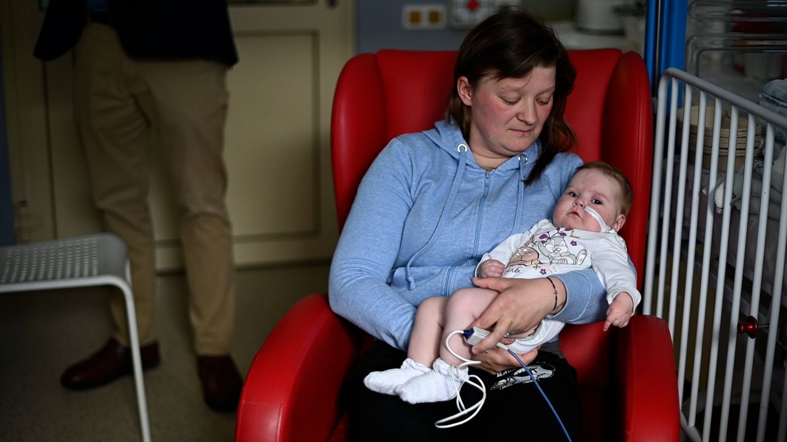 Mała pacjentka w ramionach mamy