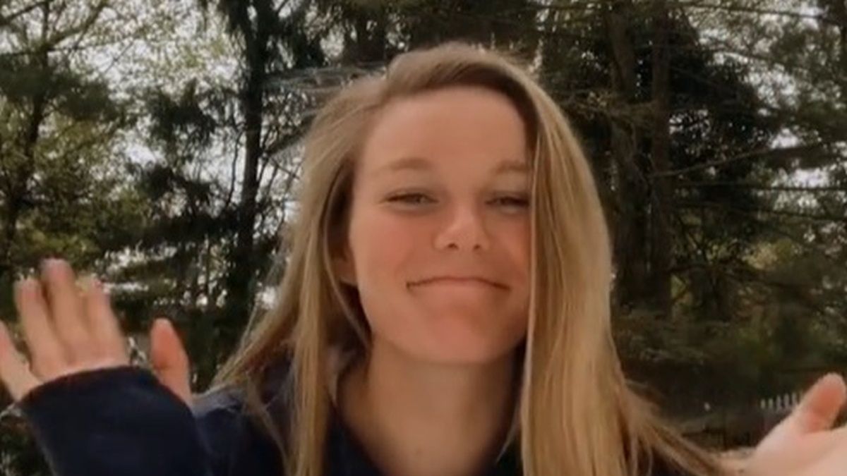 Wnuczka pomogła babci.