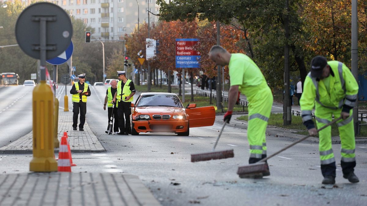 Wypadek BMW na Bielanach (fot. PAP/Paweł Supernak)