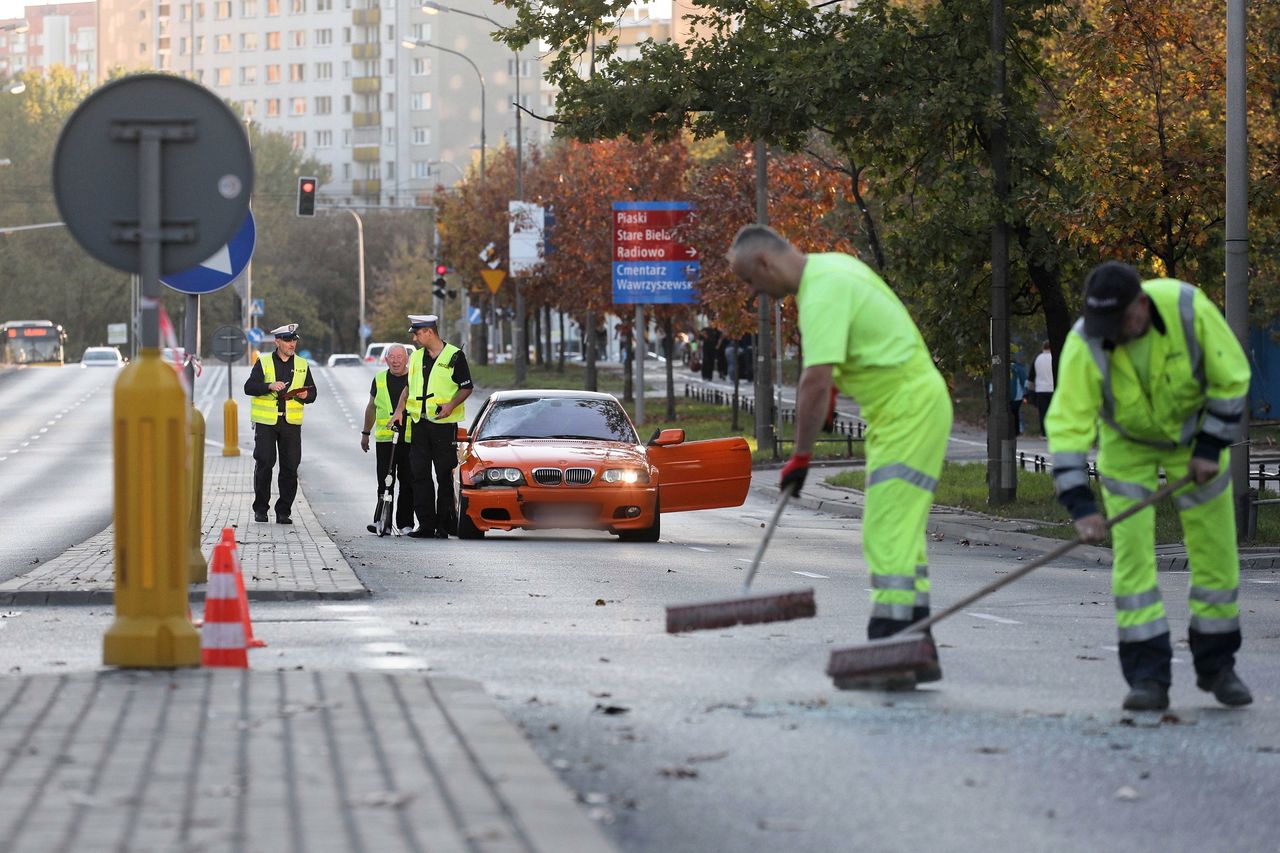 Wypadek BMW na Bielanach (fot. PAP/Paweł Supernak)