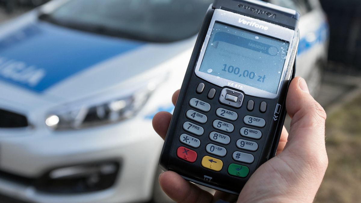 Prezentacja terminalu do placenia mandatow w radiowozie na Komisariacie Policji Wroclaw-Krzyki
31.01.2018 Wroclaw . Prezentacja terminalu do placenia mandatow w radiowozie na Komisariacie Policji Wroclaw-Krzyki .
fot . Tomasz Pietrzyk / Agencja Wyborcza.pl
Fot. Tomasz Pietrzyk / Agencja Wyborcza.pl
terminal policja mandat, terminal radiowoz, komisariat wroclaw krzyki, placenie mandatow karta