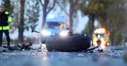 Groźne zderzenie audi z motocyklem na rondzie w Marcinkowicach. 64-latek trafił do szpitala