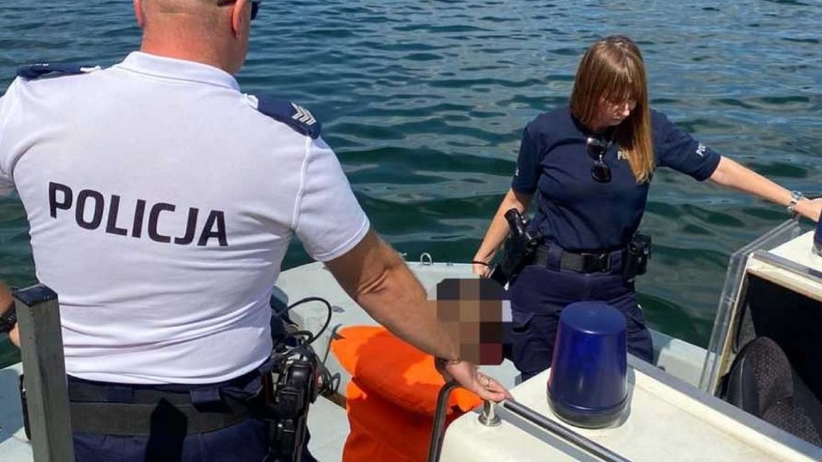 Policjanci skontrolowali prowadzącego motorówkę.