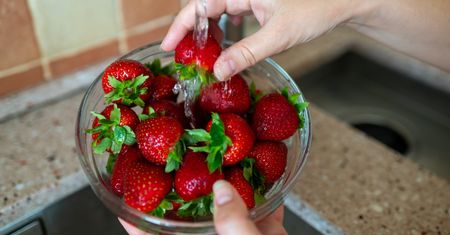 Truskawki, szpinak i papryka pod lupą. Co mówią najnowsze dane o pestycydach?