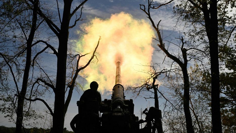 Wojna w Ukrainie rok 2024
Ukrainian servicemen of the 43 Artillery Brigade fire a 2S7 Pion self-propelled cannon towards Russian positions at a front line in the Donetsk region on September 27, 2024, amid the Russian invasion of Ukraine. (Photo by Genya SAVILOV / AFP)
GENYA SAVILOV