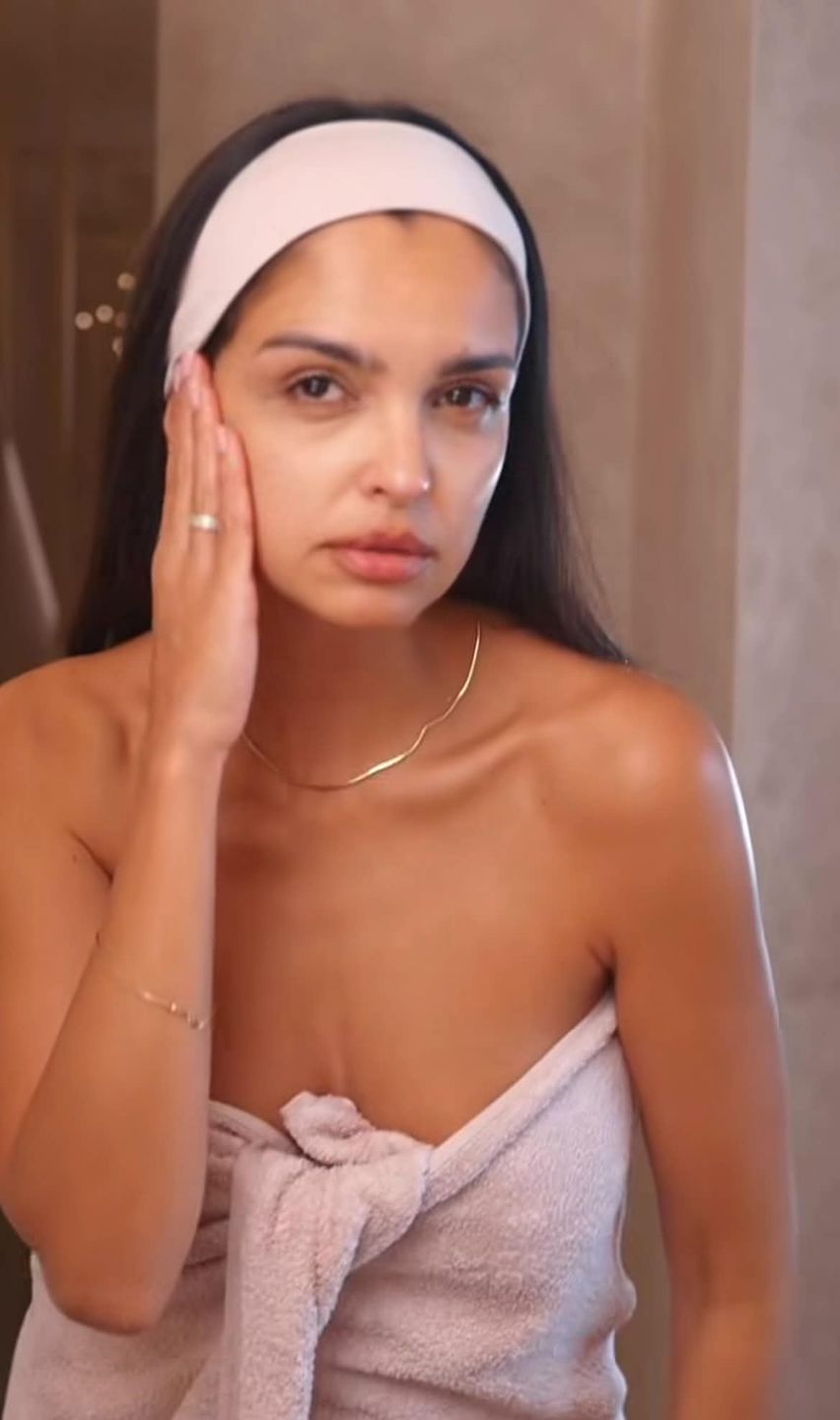Klaudia El Dursi w szlafroku