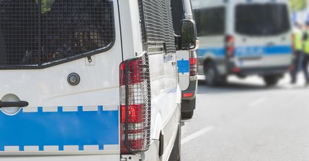 Zderzenie w kolumnie. Incydent z busami policji