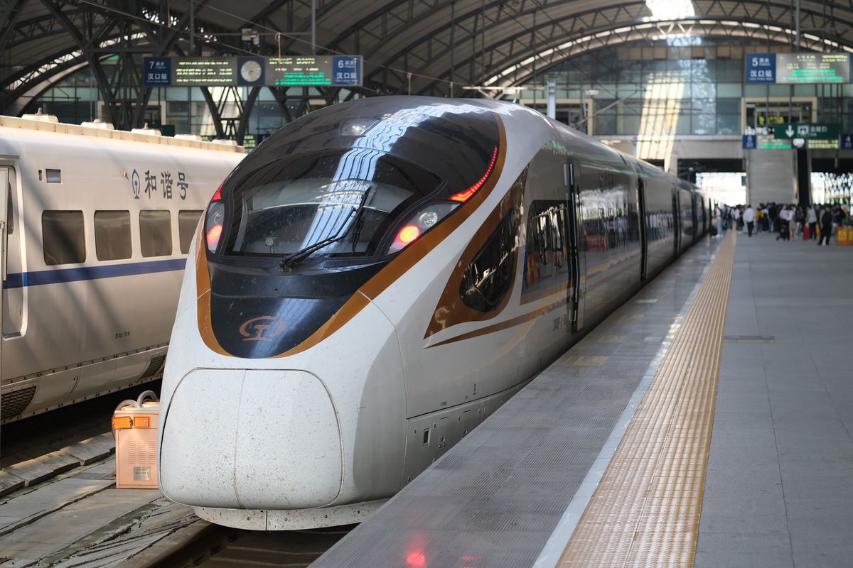 Chiny mają rozwinięty system kolejowych przewozów pasażerskich, charakteryzujący się prędkościami przekraczającymi 250 km na godzinę