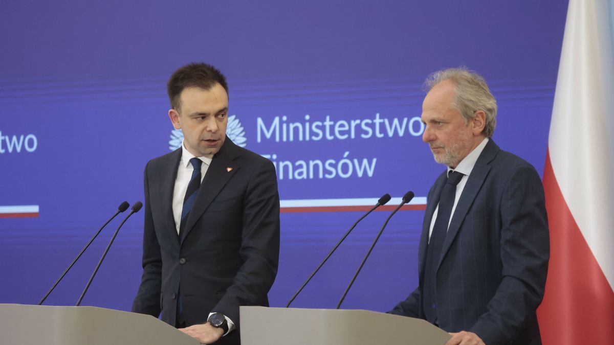 Minister finansów Andrzej Domański (L) i wiceminister Jarosław N