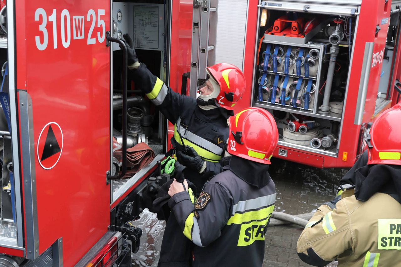 Warszawa. Pożar mieszkania przy Siennej. Strażacy ewakuowali trzy osoby