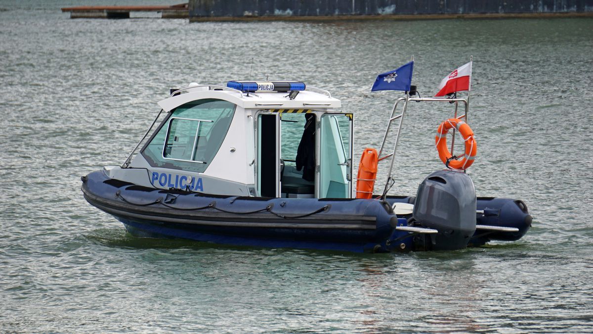 Policjanci patrolują mazurskie jeziora