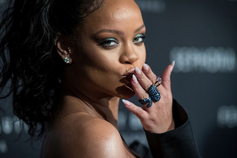 Rihanna promuje swoje kosmetyki