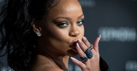 Rihanna w czarnym worku promuje swoje kosmetyki w Paryżu (ZDJĘCIA)