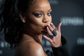 Rihanna w czarnym worku promuje swoje kosmetyki w Paryżu (ZDJĘCIA)