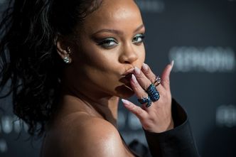 Rihanna w czarnym worku promuje swoje kosmetyki w Paryżu (ZDJĘCIA)