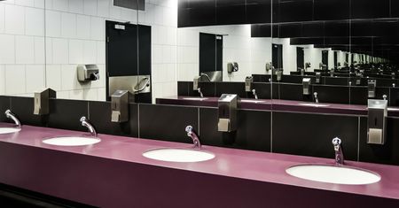 Robisz tak w publicznej toalecie? Naukowcy nie mają dobrych wieści