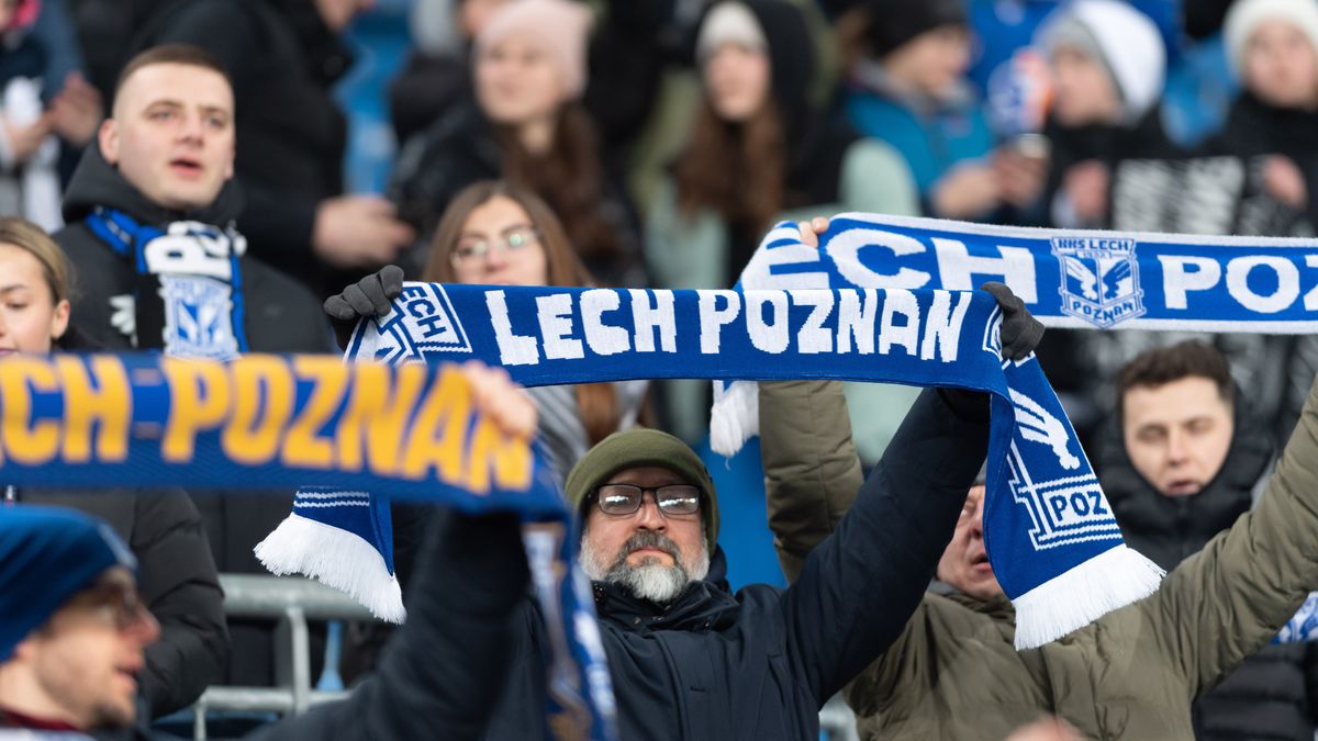 Poznań, 03.03.2023. Kibice Lecha Poznań podczas meczu 23. kolejki piłkarskiej Ekstraklasy z Lechią Gdańsk, 3 bm. (js) PAP/Jakub Kaczmarczyk