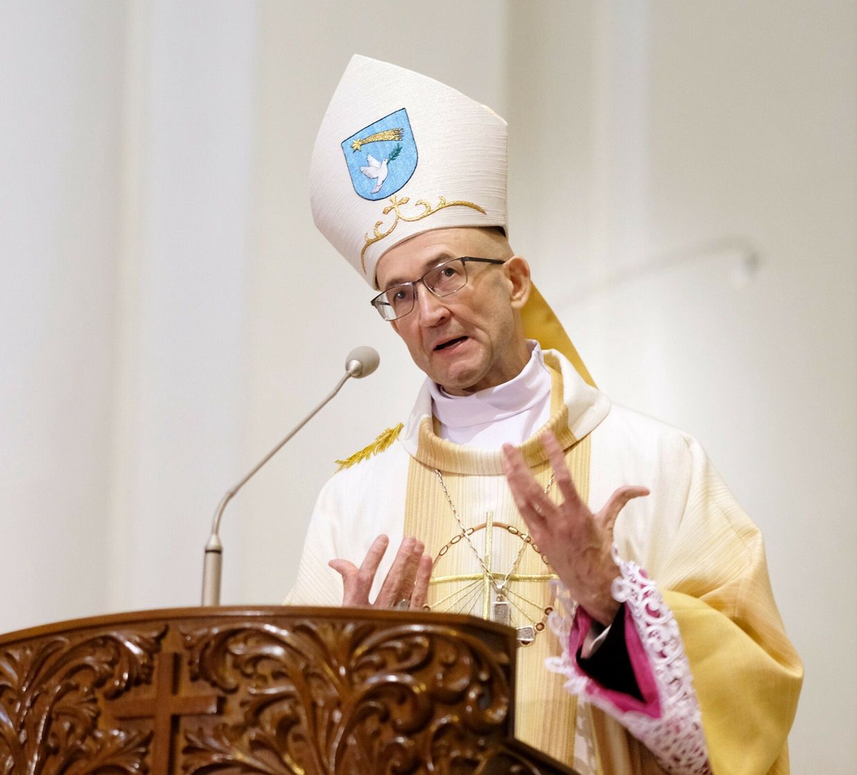Arcybiskup przeprasza po seksskandalu na plebanii. "Każdą i każdego"