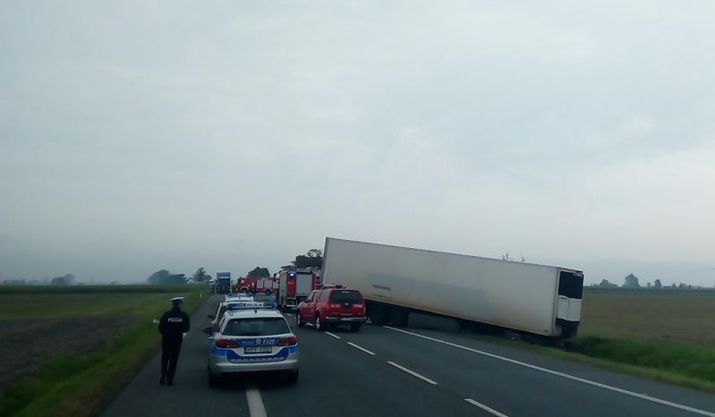 Łódzkie. Śmiertelny wypadek. Osobówka i dwa tiry