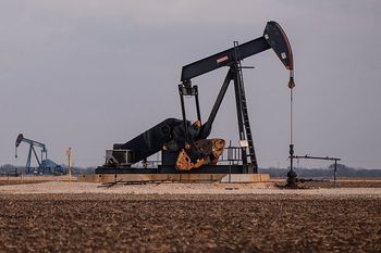 "Musimy zareagować". Giganci naftowi siadają do stołu