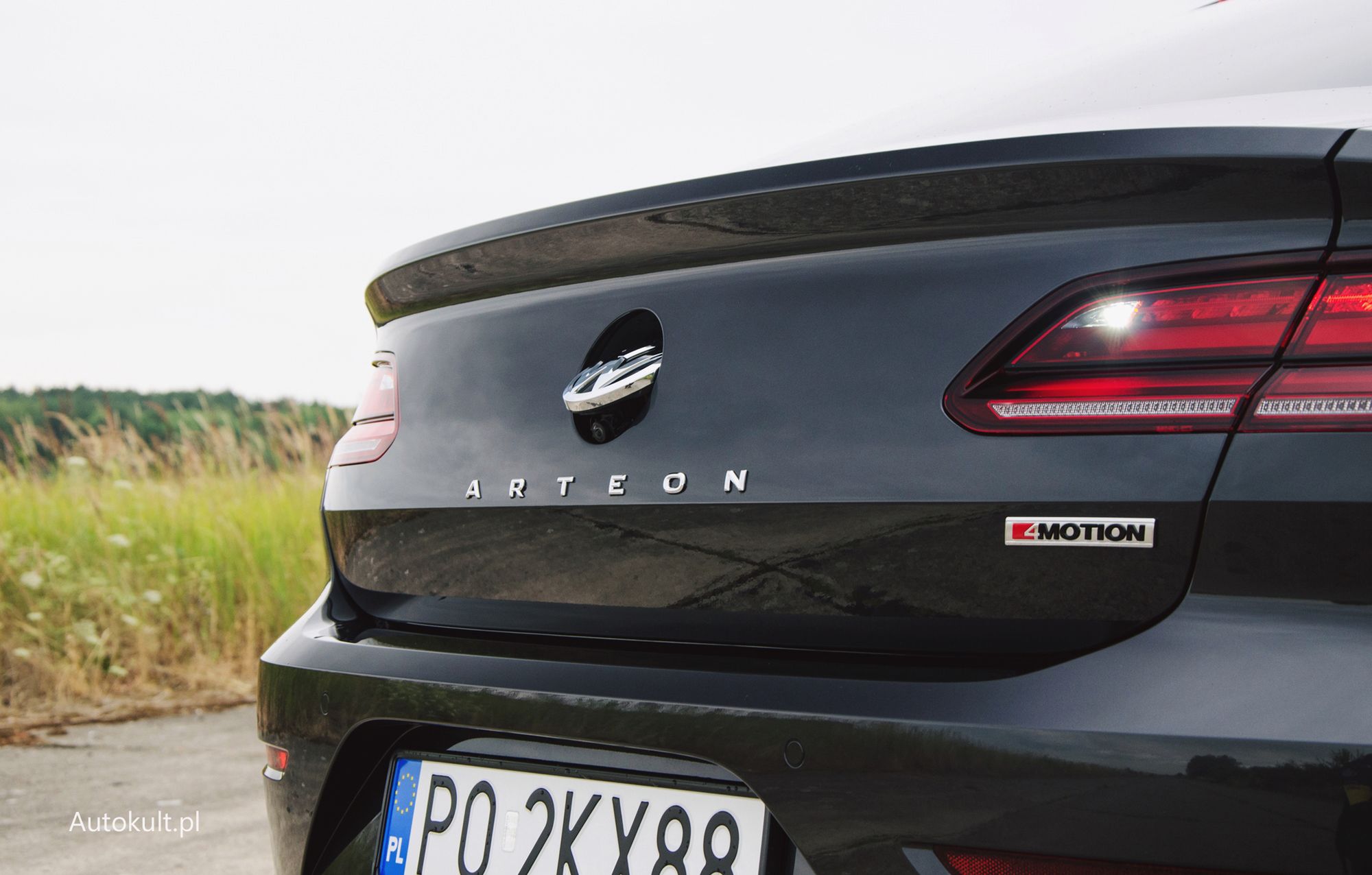 Jeden z tych praktycznych pomysłów Volkswagena. Kamera cofania schowana pod znaczkiem zawsze jest czysta.