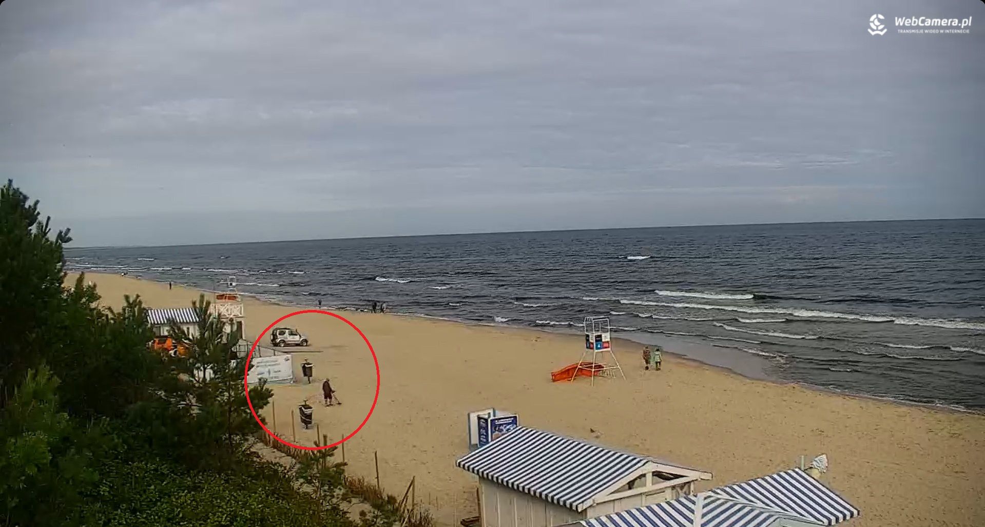 Mężczyzna od 8:20 przeczesywał plażę z wykrywaczem metalu
